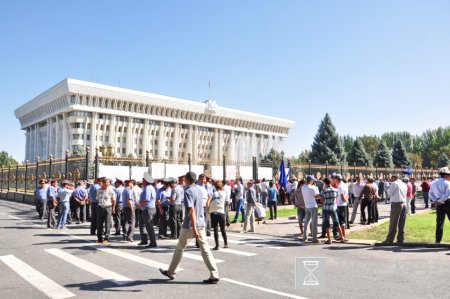 В Бишкеке у здания парламента проходит митинг В Бишкеке у здания парламента проходит митинг