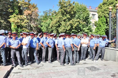 В Бишкеке у здания парламента проходит митинг В Бишкеке у здания парламента проходит митинг