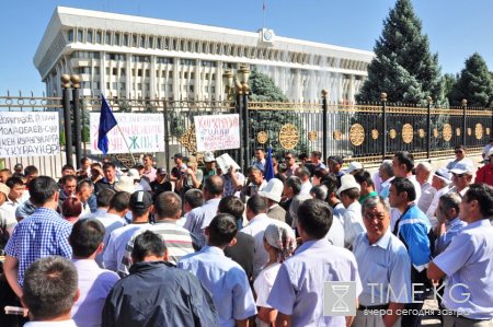 В Бишкеке у здания парламента проходит митинг В Бишкеке у здания парламента проходит митинг