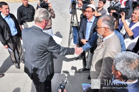 Митингующие у посольства США требуют наказать создателей фильма Митингующие у посольства США требуют наказать создателей фильма