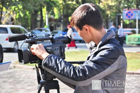 В Бишкеке у Белого дома прошел митинг журналистов