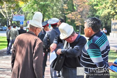 В Бишкеке у Белого дома прошел митинг журналистов