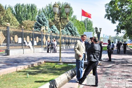 В Бишкеке у Белого дома прошел митинг журналистов В Бишкеке у Белого дома прошел митинг журналистов
