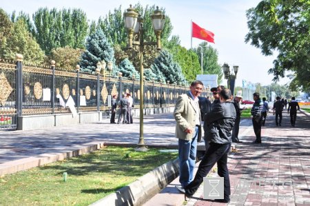 В Бишкеке у Белого дома прошел митинг журналистов