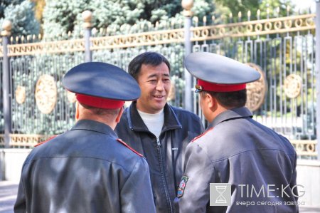 В Бишкеке у Белого дома прошел митинг журналистов