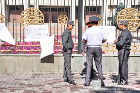 В Бишкеке у Белого дома прошел митинг журналистов