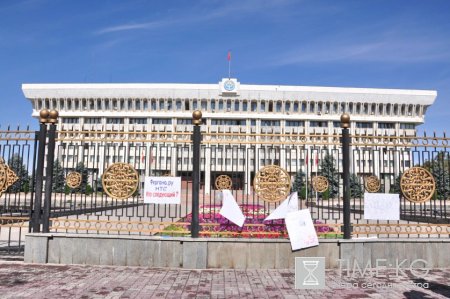 В Бишкеке у Белого дома прошел митинг журналистов