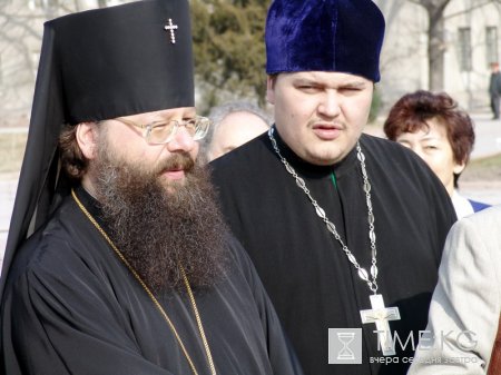 Несмотря на большое количество мечетей и церквей, в обществе отмечается кризис духовной жизни.