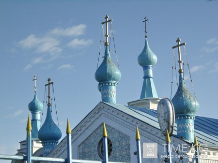 Несмотря на большое количество мечетей и церквей, в обществе отмечается кризис духовной жизни.