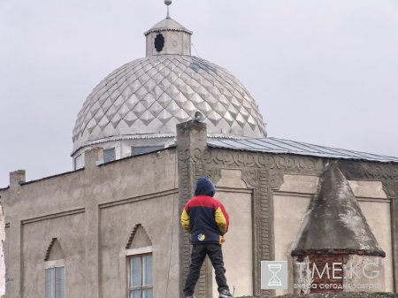 Несмотря на большое количество мечетей и церквей, в обществе отмечается кризис духовной жизни.