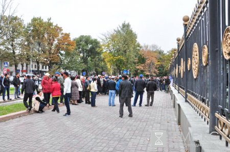 Сторонники задержанных депутатов митингуют у Белого дома