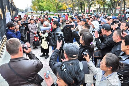 Сторонники задержанных депутатов митингуют у Белого дома