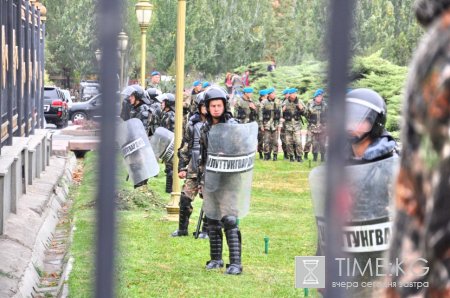 Сторонники задержанных депутатов митингуют у Белого дома