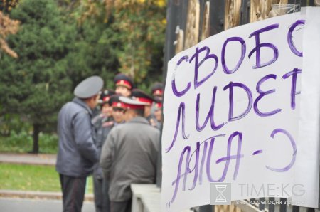 Сторонники задержанных депутатов митингуют у Белого дома