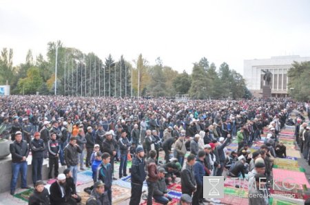 В Бишкеке на старой площади прошел праздничный намаз В Бишкеке на старой площади прошел праздничный намаз