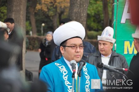 В Бишкеке на старой площади прошел праздничный намаз В Бишкеке на старой площади прошел праздничный намаз