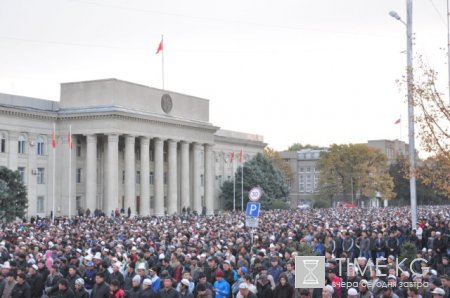 В Бишкеке на старой площади прошел праздничный намаз