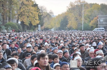 В Бишкеке на старой площади прошел праздничный намаз В Бишкеке на старой площади прошел праздничный намаз