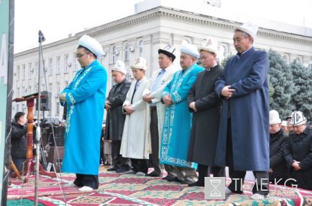 В Бишкеке на старой площади прошел праздничный намаз В Бишкеке на старой площади прошел праздничный намаз