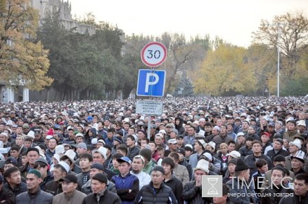 В Бишкеке на старой площади прошел праздничный намаз В Бишкеке на старой площади прошел праздничный намаз