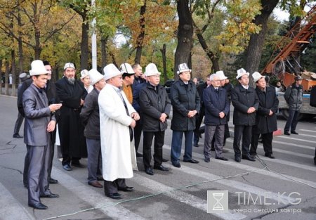 В Бишкеке на старой площади прошел праздничный намаз В Бишкеке на старой площади прошел праздничный намаз